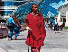 Alex, a tak naprawdę Sheng’ena Oleshao, wojownik z półkoczowniczego plemienia Masajów.