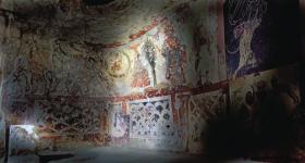20 marca i 21 września promienie słoneczne wpadające do groty przez otwory w stropie oświetlały ścianę, na której znajdowała się scena narodzin Mitry.