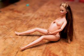 Barbie w wersji oralnej, sado-maso i ciężarnej. Przypisywany jej status i pochodzenie ośmielają do profanacji. Pojawiła się cała seria lalek anty-Barbie.