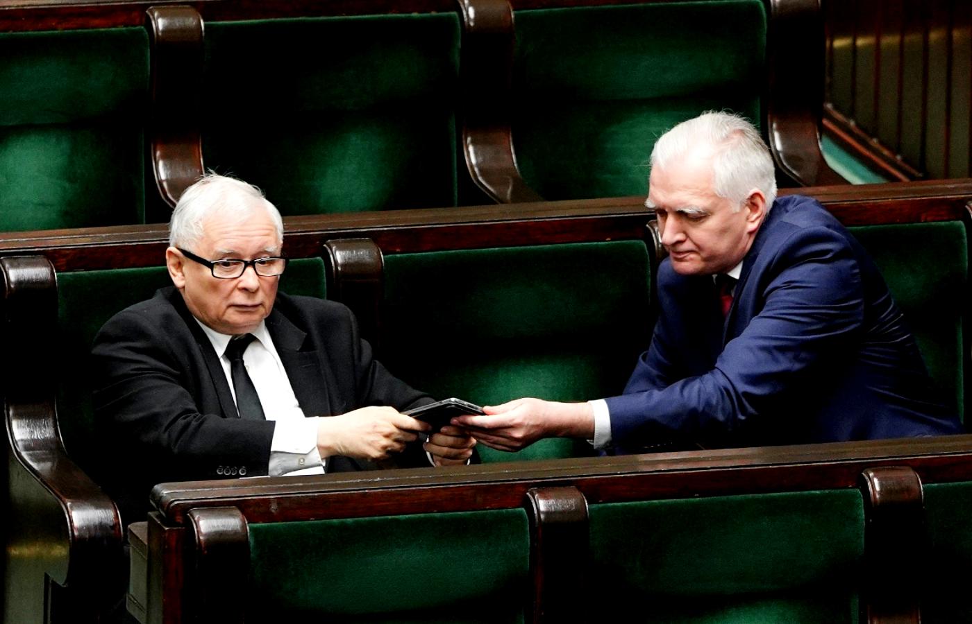 Jarosław Kaczyński i Jarosław Gowin w Sejmie podczas posiedzenie w czasie pandemii koronawirusa