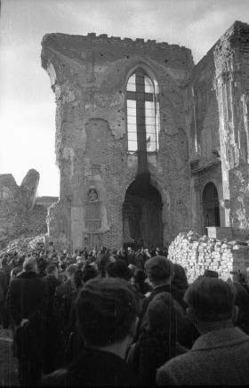 W 1948 r. Święta Wielkanocne wypadały pod koniec marca. Tu wierni odwiedzają grób pański w Wielką Sobotę, w ruinach warszawskiej katedry św. Jana.