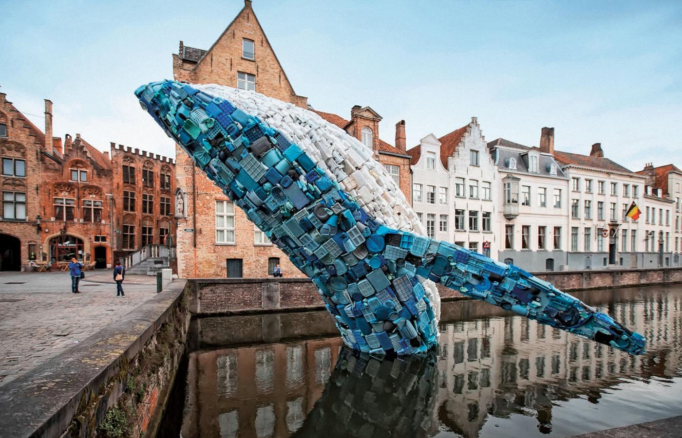 Instalacja wykonana na Triennale w Brugii – wieloryb z pięciu ton odpadów z tworzyw sztucznych wyłowionych z Pacyfiku i Atlantyku.