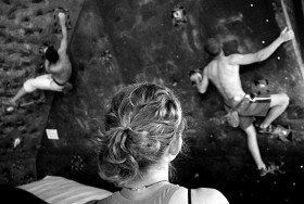 Miłośnicy bezpośredniej rywalizacji wspinają się równolegle bądź na czas. Pokonanie stromej ściany zajmuje najlepszym nie więcej jak 10 sekund.