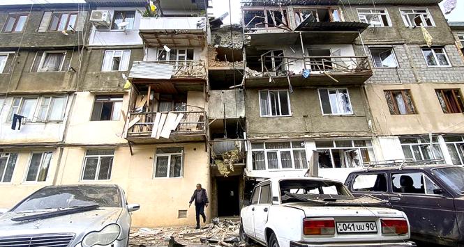 Zniszczenia w miejscowości Stepanakert po rozpoczęciu przez Azerbejdżan tzw. akcji antyterrorystycznej przeciwko azerskim separatystom, 19 września 2023 r.