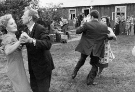 Na prowincji tańce odbywające się przed domem lub wiejską remizą. Lata 70. XX w.