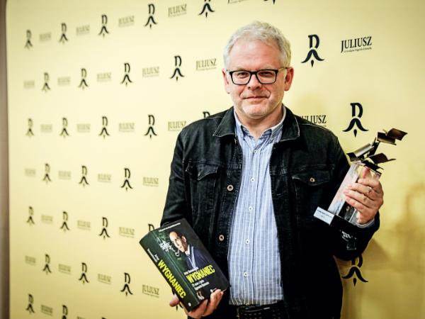 Artur Domosławski ze statuetką Juliusza