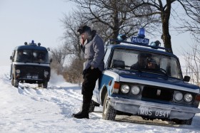 'Dom zły': porucznik Mróz (grany przez Bartłomieja Topę) stoi i pali na mrozie