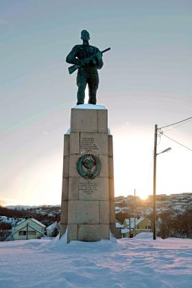 Symbol przyjaźni norwesko-rosyjskiej – pomnik żołnierza sowieckiego, wyzwoliciela Kirkenes.