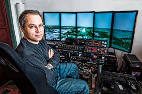 „Katastrofa lotnicza to chaos. Jedne kawałki wraku nie zostawiają widocznego zagłębienia, a inne potrafią wbić się na metr głębokości. Krateru jednak nie ma. Specjalistom Macierewicza polecam podręcznik fizyki” – mówi prof. Artymowicz.