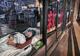 Chiny zmagają się z falą zachorowań na Covid-19. W przepełnionych szpitalach pacjenci leżą też na korytarzu, Szanghaj.