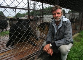 Niektóre samorządy są zadowolone ze współpracy z Wojtyszkami. Na zdjęciu właściciel schroniska Longin Siemiński.