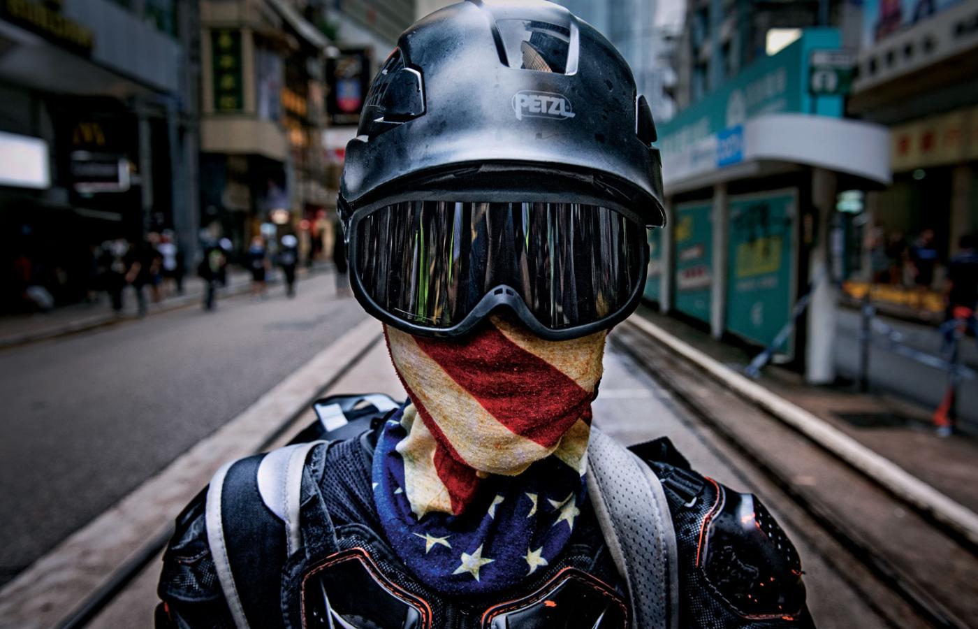 Uczestnik protestów w Hongkongu.