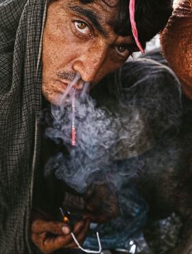 Gdy w 1996 r. talibowie przejęli władzę, obiecali zlikwidować uprawy opium, powołując się przy tym na Koran. W rzeczywistości jednak przejęli biznes i potężnie w niego zainwestowali.