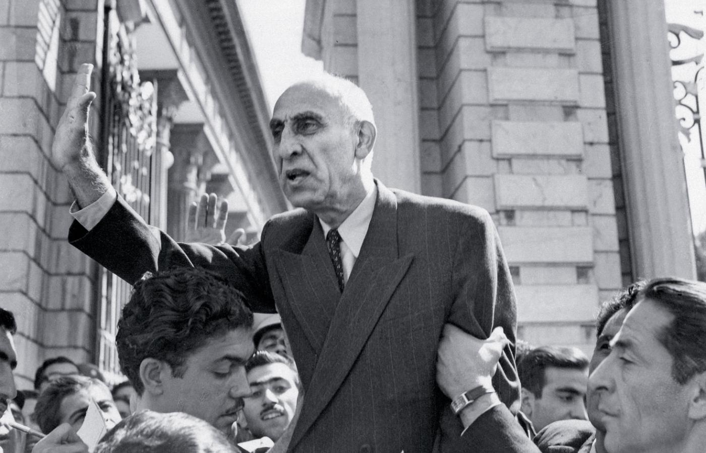 Mohammad Mosaddek przemawia przed budynkiem parlamentu w Teheranie, październik 1951 r.