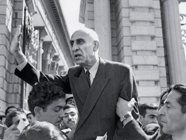 Mohammad Mosaddek przemawia przed budynkiem parlamentu w Teheranie, październik 1951 r.