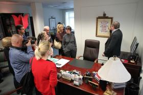 Jednym z przystanów wycieczki był gabinet redaktora naczelnego.