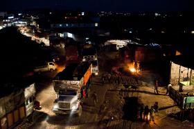 Każda z jaskrawo pomalowanych ciężarówek wiezie węgiel – bogactwo Meghalayi, które z właścicieli kopalni robi krorepati, indyjskich milionerów.