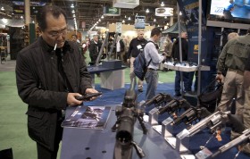 Największe tabliczki Made In USA wieszają te firmy, o których wszyscy wiedzą, że choć nie są z USA, otwierają tam fabryki i dają pracę. Wyjątkiem są Chińczycy. Dlatego na targach nie są mile widziani.