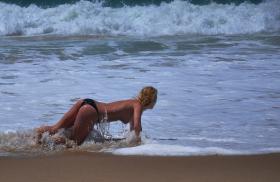 Topless pojawił się w latach 60. XX w. Początkowo w środowisku hippisów. Upowszechnił się 10 lat później. W niektórych krajach (np. Egipt) -  wciąż jeszcze zabroniony.