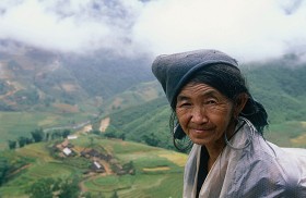 Zatopione we mgle i górach Laosu wsie Hmongów.