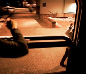 Pociąg do Warszawy. Mąż żegna Monikę na dworcu Łódź Kaliska.