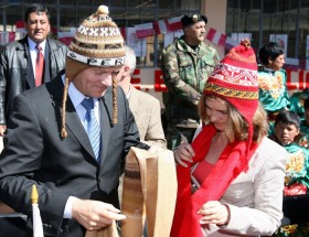Maj 2008 r. Premier Tusk z żoną w Peru. Jednym z głównych tematów towarzyszących tej wizycie było nakrycie głowy szefa polskiego rządu.