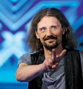 Gienek Loska, mężczyzna po przejściach.