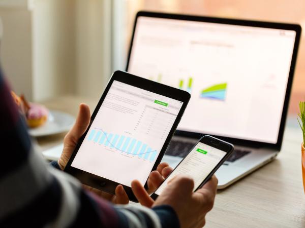 Porównanie mobilności w pracy i w terenie – kiedy wybrać iPada mini, a kiedy iPhone'a?