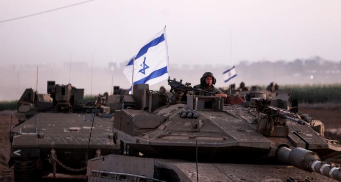Izraelski żołnierz w czołgu w pobliżu granicy ze Strefą Gazy, 12 października 2023 r.