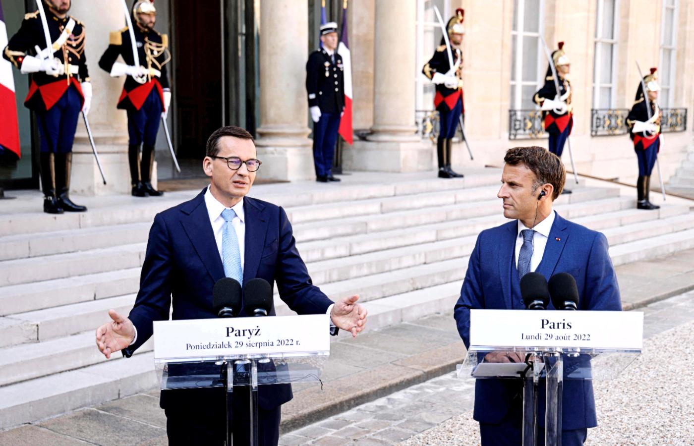 Prezydent Emmanuel Macron słuchał insynuacji Mateusza Morawieckiego ze zmarszczonymi brwiami.