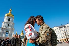 Kijów. Wracający z frontu bojownik ochotniczego batalionu Azow wita się ze swoją dziewczyną.