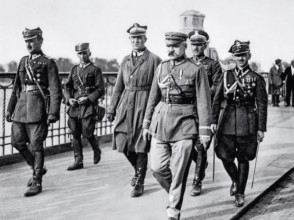 Józef Piłsudski w wojskowej asyście na Moście Poniatowskiego w Warszawie, przedpołudnie 12 maja 1926 r.