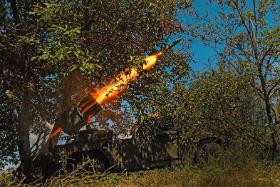 Ukraińscy żołnierze strzelają z wyrzutni rakiet RAK-SA-12, okolice Bachmutu.