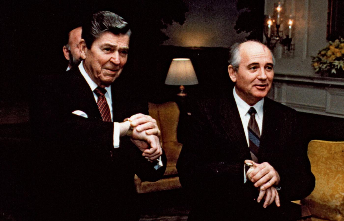 Prezydent USA Ronald Reagan i sekretarz Generalny KPZR Michaił Gorbaczow synchronizują zegarki, 9 grudnia 1987 r.