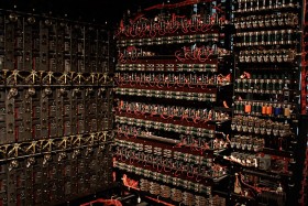 Przerażające wnętrze jednej z bomb kryptograficznych. Dziś wszystkie jej elementy zmieściłyby się na małej płytce scalonej.