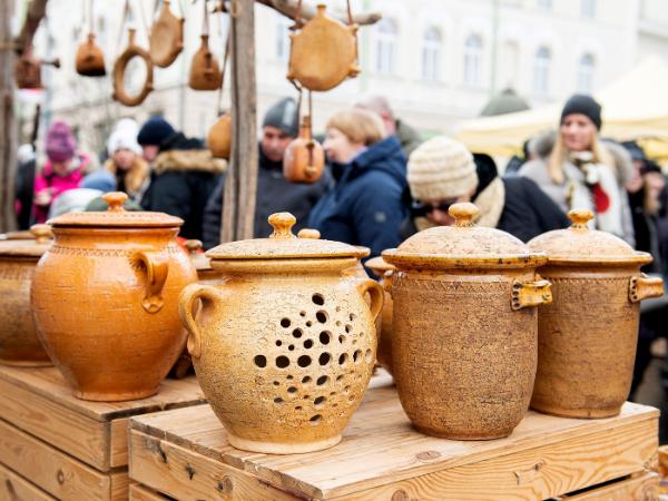 Wilno przez wieki było tyglem różnych narodowości. Ciągle przechodziło z rąk do rąk. Przeżyło kataklizmy, pożary, epidemie, okupacje i zawsze odradzało się jak Feniks.