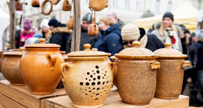 Wilno przez wieki było tyglem różnych narodowości. Ciągle przechodziło z rąk do rąk. Przeżyło kataklizmy, pożary, epidemie, okupacje i zawsze odradzało się jak Feniks.