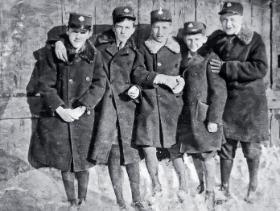 Przyjaciele z jednej klasy warszawskiego gimnazjum im. Adama Mickiewicza w 1929 r. Od lewej: Jan Kwiatkowski, Zdzisław Antoni Jeziorański, Jerzy Lenczowski, Jan Kott, Ryszard Matuszewski.