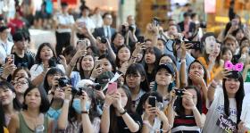 K-pop to soft power Korei Południowej. Koreańska fala telewizyjnych seriali i muzyki pop, pokonując napięcia historyczno-kulturowe, rozlała się na Japonię, Chiny i inne kraje azjatyckie, potem na Bliski Wschód, Europę i obie Ameryki.