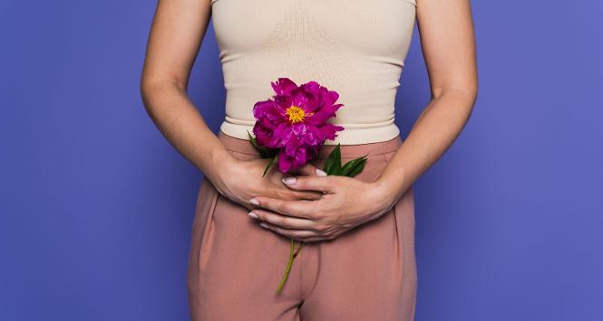 W artykułach naukowych i pismach branżowych coraz częściej mówi się nie o menopauzie, lecz o stopniowym redukowaniu aktywności jajników, czyli tranzycji menopauzalnej.