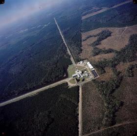 Detektor LIGO (Laser Interferometer Gravitational-wave Observatory) w Livingstone w stanie Louisiana. Drugi, taki sam detektor, znajduje się w Hanford w stanie Washington. Oba zostały zbudowane przez MIT i Caltech.