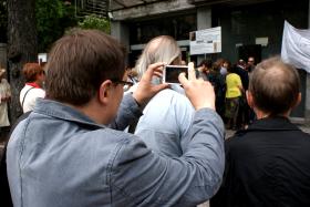 Tomasz Terlikowski pod TR Warszawa. Na Facebooku teatru czytamy: „To chyba pierwsza wizyta red. Terlikowskiego, co prawda jeszcze nie w naszym teatrze, ale już blisko. Może kiedyś zechce przyjść i zobaczyć jakieś przedstawienie?”.