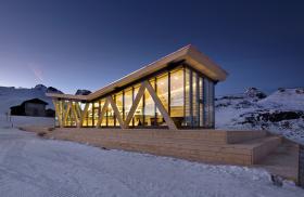 Quattro Bar w St. Moritz. Jeden z najbardziej futurystycznych obiektów w tym rejonie, uhonorowany zresztą nagrodą Red Dot Design Award w 2014 roku. To tylko i aż restauracja wzniesiona na górze Corviglia, zaprojektowana z troską o detal, dobrze wkomponowana w górski krajobraz i sportowy charakter St. Moritz.