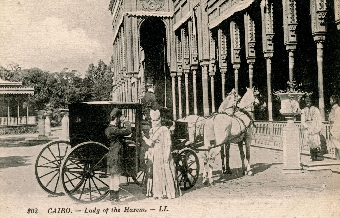 Kobiety opuszczające harem musiały być szczelnie zakryte, jak ta szykująca się do przejażdżki karetą bogata dama (koniec XIX w., Kair).