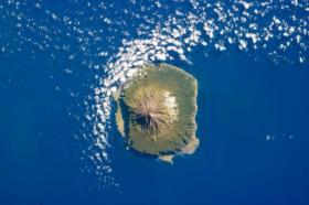 Tristan da CunhaUważana za jedną z najbardziej izolowanych zamieszkanych wysp na świecie. Liczba ludności tej wyspy ledwo przekracza 250 osób. Tristan da Cunha to nie tylko wyspa tak bardzo oddalona od innych ludzkich siedzib, ale także dom wielu niezwykłych, a także rzadkich gatunków zwierząt.