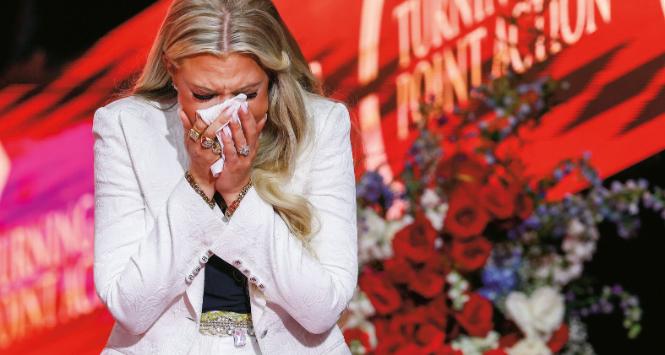 Erika Kirk nie pasuje do stereotypu skrajnej antyfeministki. Woli mówić o „ożywieniu biblijnej kobiecości”.