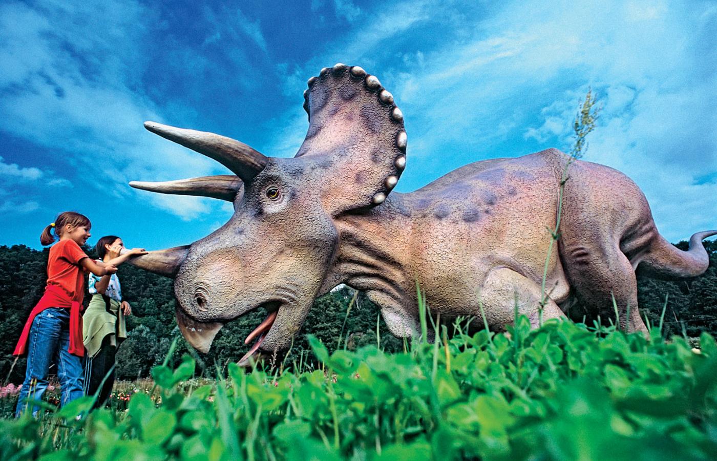 JuraPark w Bałtowie liczy 150 ha. Można w nim obejrzeć ponad 40 modeli dinozaurów.
