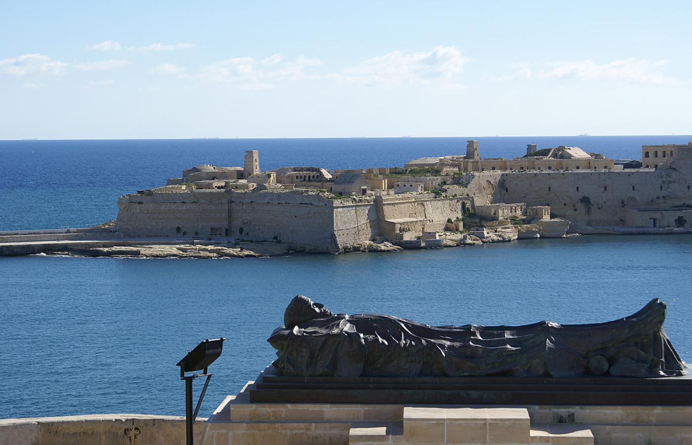 Maltańczycy są wyjątkowo dumni ze swojej burzliwej historii. Na każdym kroku można natknąć się na pamiątki po bohaterach wielkich kampanii. Na zdjęciu - pomnik ku czci poległych w czasie obrony wyspy w latach 1940-1942.