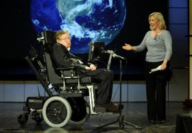 Stephen Hawking z córką Lucy na wykładzie z okazji 50. rocznicy powstania NASA.