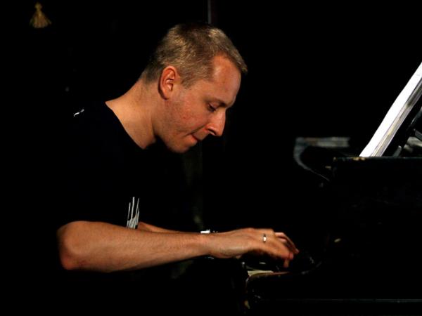 Dominik Wania podczas kocertu w Krakowie.